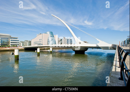 Ein Blick auf die Samuel Beckett Bridge vom Sir John Rogerson Quay in Dublin getroffen. Stockfoto