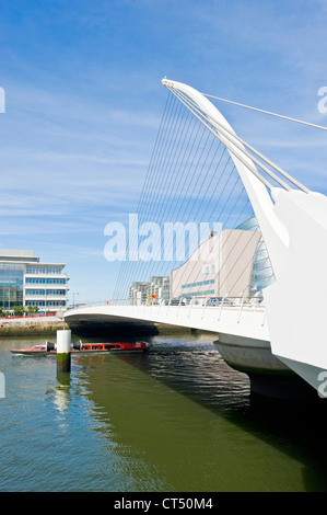 Ein Blick auf die Samuel Beckett Bridge vom Sir John Rogerson Quay in Dublin getroffen. Stockfoto