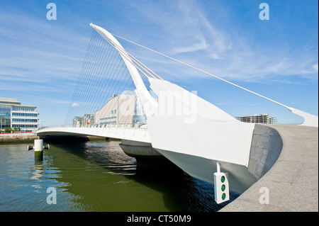 Ein Blick auf die Samuel Beckett Bridge vom Sir John Rogerson Quay in Dublin getroffen. Stockfoto