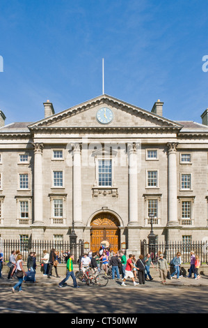 Trinity College in Dublin Haupteingang mit Studenten und Touristen zu Fuß vorbei Stockfoto