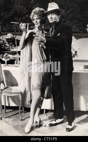 ROS Drinkwater und Francis Mattews während der Dreharbeiten von Paul Temple. 52 Teil BBC TV-Serie c.1970 Stockfoto