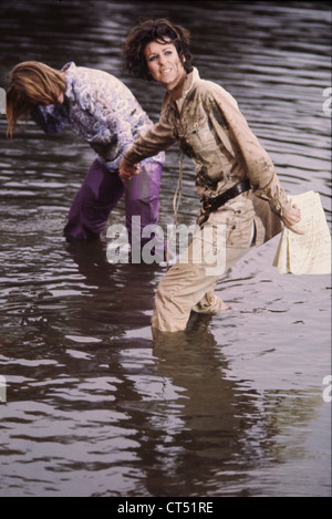 ROS Drinkwater als Steve Temple in der Themse während Dreharbeiten zu Paul Temple, 52 TV Serie 1969-71 Stockfoto