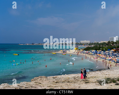 dh AYIA NAPA Zypern Touristen Badegäste sandigen Strand und hotels Stockfoto