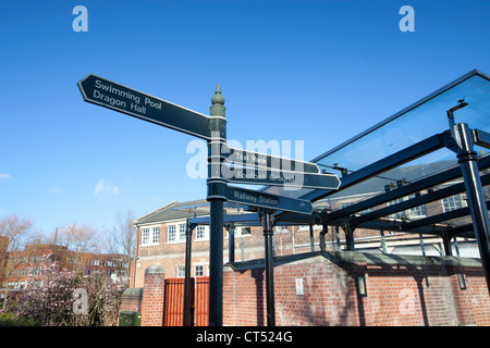 Eine altmodische Zeichen in Norwich zeigt den Weg zum lokalen Standorten und Sehenswürdigkeiten Stockfoto