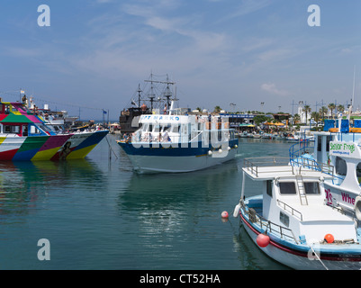 dh Liminaki Hafen AYIA NAPA ZYPERN Tourist Party Vergnügen Kreuzfahrt Boot verlassen Hafen Menschen Tourismus Stockfoto