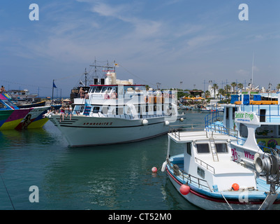 dh Liminaki Hafen AYIA NAPA ZYPERN SÜD Tourist Party Vergnügen Kreuzfahrt Boot verlassen Hafenmenschen Stockfoto