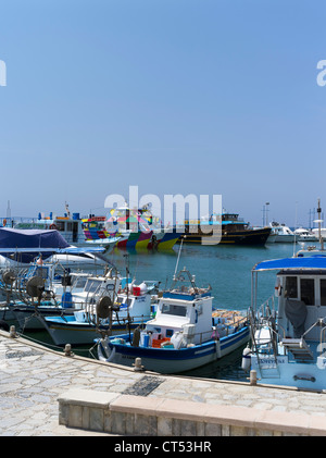 dh Liminaki Hafen AYIA NAPA ZYPERN SÜDZYPRIOTISCHE kleine Küste lokale traditionelle blaue Fischerboote festgemacht Kai Insel Stockfoto