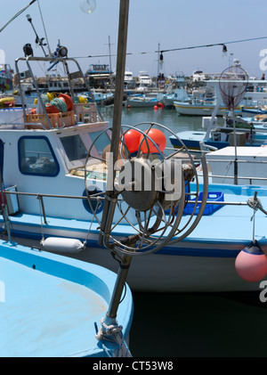 dh Liminaki Hafen AYIA NAPA Zypern zypriotische kleinen lokalen traditionellen blauen Küstenfischerei Boote Bogen Rollen Stockfoto