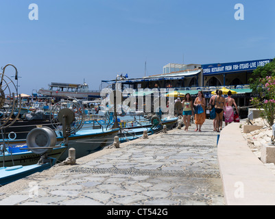 dh Liminaki Hafen AYIA NAPA Zypern Touristen zu Fuß Kai Hafen am Wasser und Cafés Stockfoto