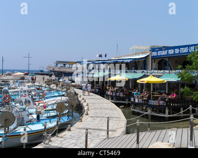 dh Liminaki Cafés am Wasser AYIA NAPA HAFEN ZYPERN GRIECHENLAND Tourist Ein paar zu Fuß Restaurant am Kai Restaurants Essen Insel Tavernen Stockfoto
