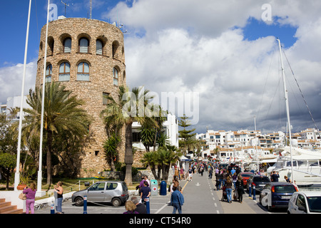 Alten Wachturm in Puerto Banus Urlaubsort an der Costa Del Sol in der Nähe von Marbella in Spanien, Andalusien. Stockfoto