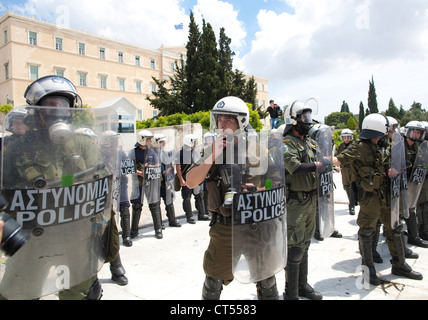 Griechische Polizei bewacht das Parlamentsgebäude in Syntagma-Platz, Athen, Griechenland. Stockfoto