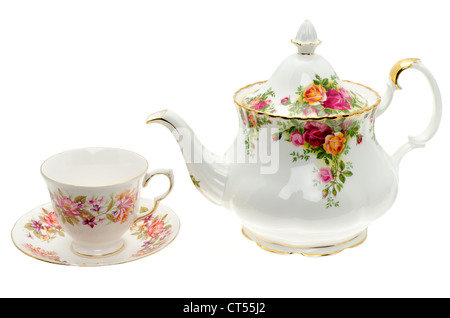 Vintage Porzellan Teekanne und eine Tasse und Untertasse - Studio gedreht mit weißem Hintergrund Stockfoto