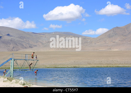 Kinder springen in Hochplateau See Kosh-Agach, Altai, Sibirien, Russland Stockfoto