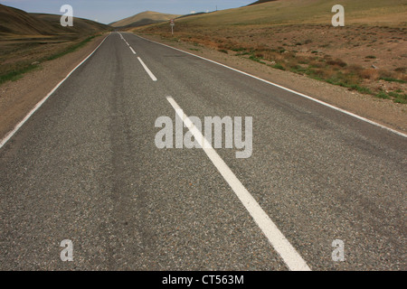 Gepflasterte internationale Fahrbahn zwischen Russland und der Mongolei Stockfoto