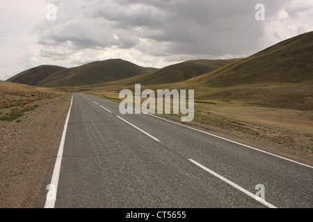 Gepflasterte internationale Fahrbahn zwischen Russland und der Mongolei Stockfoto