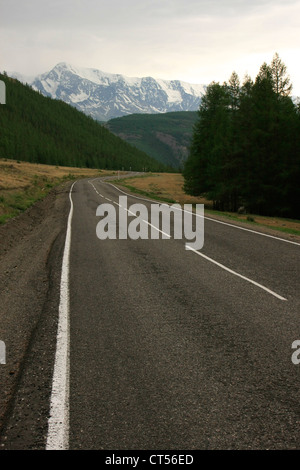 Zwei-spurige Autobahn, die ins Gebirge, Altai, Sibirien, Russland Stockfoto