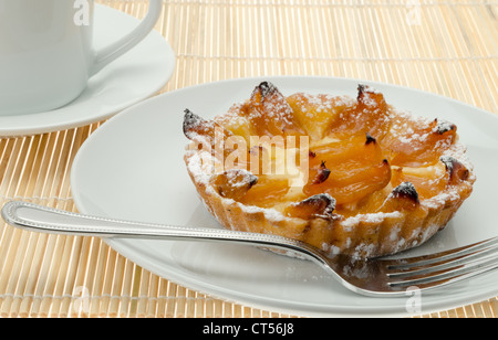 Frisch gebacken und serviert französische Aprikosen Tarte. Studio gedreht Stockfoto