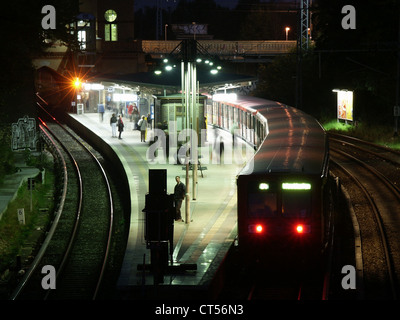 Berlin, Prenzlauer Allee S-Bahn Station in der Nacht Stockfoto