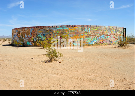 Räder von Kama und Krieg, konkrete Wassertanks gemalt mit Kunstwerken, befindet sich in Slab City, Niland, Southern California, USA. Stockfoto