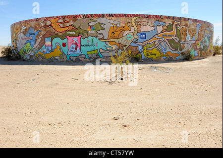 Räder von Kama und Krieg, konkrete Wassertanks gemalt mit Kunstwerken, befindet sich in Slab City, Niland, Southern California, USA. Stockfoto