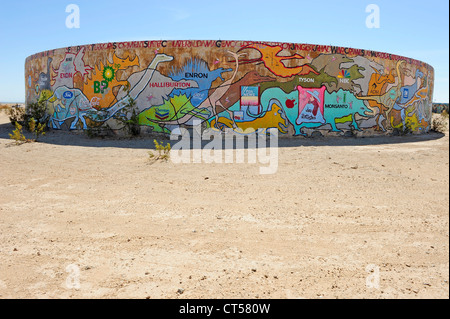 Räder von Kama und Krieg, konkrete Wassertanks gemalt mit Kunstwerken, befindet sich in Slab City, Niland, Southern California, USA. Stockfoto