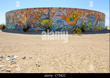 Räder von Kama und Krieg, konkrete Wassertanks gemalt mit Kunstwerken, befindet sich in Slab City, Niland, Southern California, USA. Stockfoto