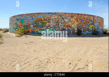 Räder von Kama und Krieg, konkrete Wassertanks gemalt mit Kunstwerken, befindet sich in Slab City, Niland, Southern California, USA. Stockfoto