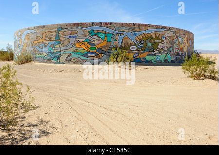 Räder von Kama und Krieg, konkrete Wassertanks gemalt mit Kunstwerken, befindet sich in Slab City, Niland, Southern California, USA. Stockfoto