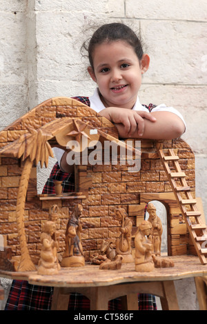 Mädchen mit Krippe Krippe in einem Souvenirshop nahe der Kirche des Nativity, Bethlehem, Palästina Stockfoto