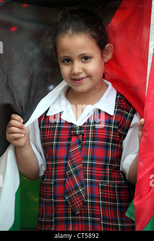 Mädchen (8 Jahre alt) eingewickelt in eine palästinensische Flagge, Bethlehem, Palästina Stockfoto