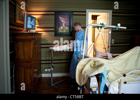 KRANKENSCHWESTER REDLICH PFLEGE Stockfoto