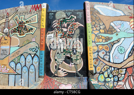 Räder von Kama und Krieg, konkrete Wassertanks gemalt mit Kunstwerken, befindet sich in Slab City, Niland, Southern California, USA. Stockfoto