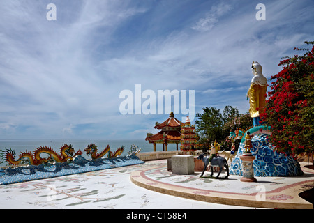 Chinesischer Tempel in Khao Takiab Hua hin mit Blick auf den Ozean. Thailand S.E. Asien Stockfoto