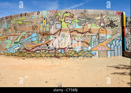 Räder von Kama und Krieg, konkrete Wassertanks gemalt mit Kunstwerken, befindet sich in Slab City, Niland, Southern California, USA. Stockfoto