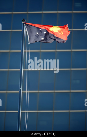 Nationalflagge von Papua-Neu-Guinea auf ein Bürogebäude in der Hauptstadt Port Moresby Stockfoto