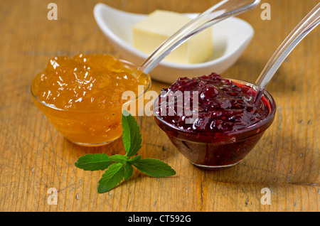 Marmelade mit Stevia-Blätter auf Holzbrett Stockfoto