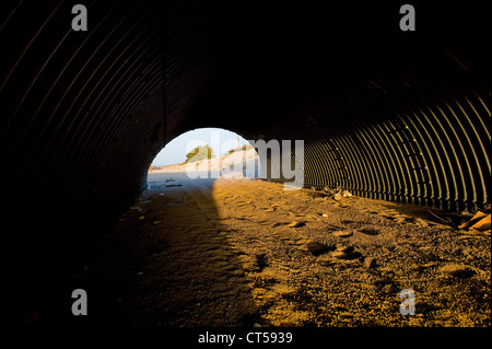 Untergehende Sonne gesehen durch Tunnel unter der Straße, Twentynine Palms, Kalifornien, USA. Stockfoto