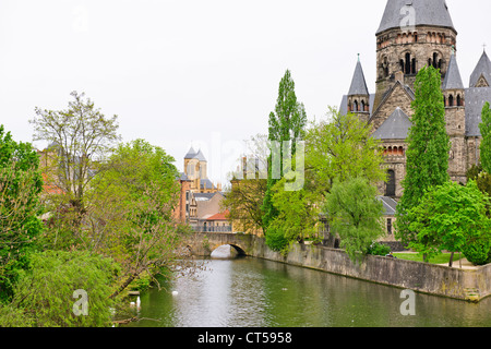 Die Stadt verfügt über bemerkenswerte Bauten wie den gotischen Stephansdom, die Basilika von Saint-Pierre-Aux-Nonnains, Metz Stockfoto