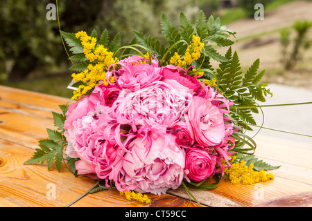 Braut Hochzeit Bouquet von roten und rosa Blüten, Nahaufnahme Stockfoto