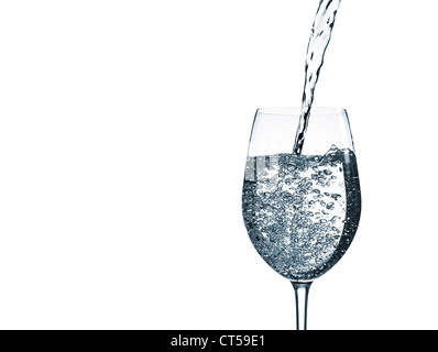 Wasser mit Kohlensäure gefüllt in ein Glas Wein Stockfoto