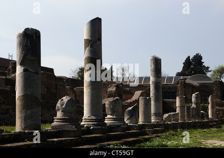 Ostia Antica. Forum. 2. Jahrhundert n. Chr. Spalten. Detail. Italien. Stockfoto