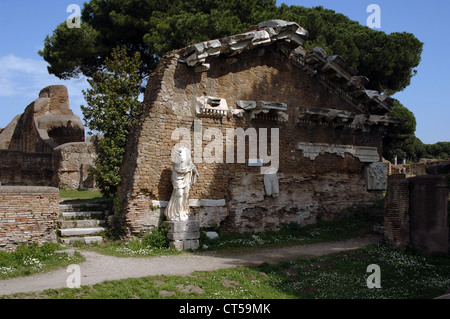 Ostia Antica. Tempel der Roma und Augustus. 1. Jahrhundert n. Chr. Die Statue des Sieges. Stockfoto