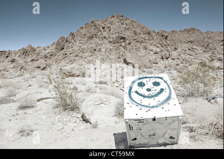 Gedumpten Waschmaschine mit Smiley Gesicht spritzlackiert, voller Löcher wie Ziel üben, indem jemand uns Stockfoto