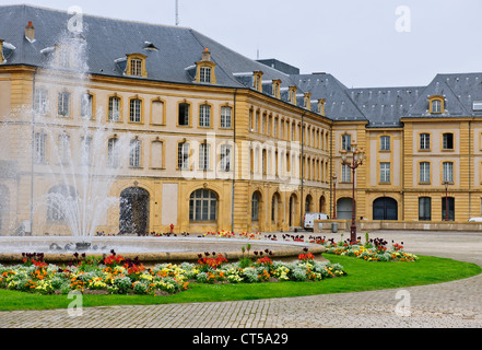 Die Stadt verfügt über bemerkenswerte Bauten wie den gotischen Stephansdom, die Basilika von Saint-Pierre-Aux-Nonnains, Metz Stockfoto