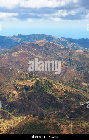 Atemberaubende Landschaft der kalabrischen Hügeln mit Straßen und Olivenbäumen von Bova Superiore sichtbar Stockfoto