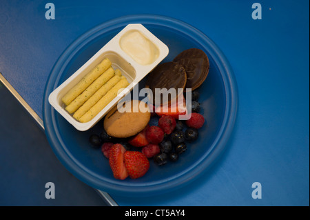 Eine Platte der Nahrung (von den Eltern vorbereitet) für Kinder in eine Vorschule Spielgruppe, UK - Käse-Dipper, Obst und Jaffa Kuchen Stockfoto