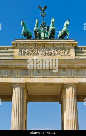 Brandenburger Tor-Pariser Platz mit dem geflügelten Quadriga-Statue am besten Berlin-Mitte Deutschland EU Europa Stockfoto