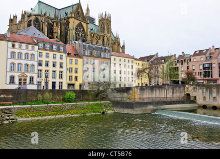 Die Stadt verfügt über bemerkenswerte Bauten wie den gotischen Stephansdom, die Basilika von Saint-Pierre-Aux-Nonnains, Metz Stockfoto