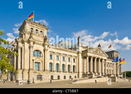 westlichen Portikus des Reichstagsgebäudes Berlin-Mitte Deutschland EU Europa Stockfoto